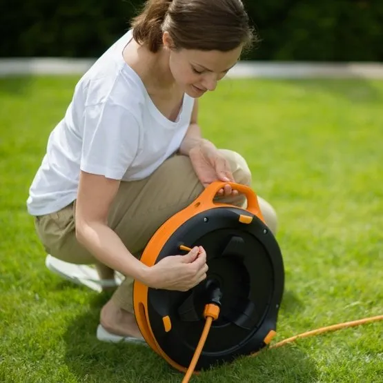 Котушка для шланга Fiskars + шланг (9мм) 15м + набір аксесуарів S — мініатюра 2